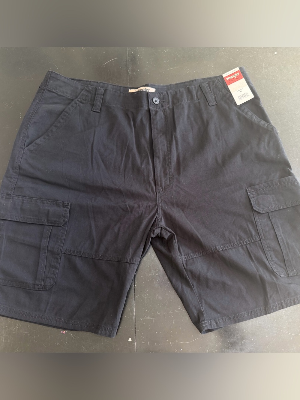 NWT Wrangler Black cargo shorts men 42